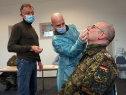 Peter Gueffroy (l.) vom öffentlichen Gesundheitsdienst des Landkreises weist Stabsunteroffizier Keven Johannes (m.) in der Handhabung eines Schnelltests ein. Oberstleutnant Michael Rohde vom Kreisverbindungskommando Prignitz stellt sich als Proband zur Verfügung. Foto: Landkreis Prignitz