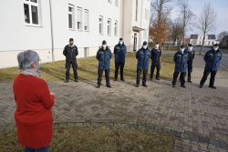 Amtsärztin Dagmar Schönhardt bedankte sich am Freitag bei den Soldaten des Korvettengeschwaders Rostock Hohe Düne, die jetzt durch zehn weitere Soldaten des gleichen Geschwaders abgelöst wurden und ihren Dienst im Gesundheitsamt versehen. Foto: Landkreis Prignitz