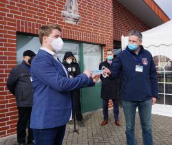 Marcus Bethmann, Projektleiter des Landkreises für die Errichtung des Impfzentrums (r.), übergab dem Leiter des Impfzentrums Johannes Neumann vom DRK Kreisverband Prignitz symbolisch den Schlüssel für die planmäßige Fertigstellung der Rolandhalle. Foto: Landkreis Prignitz