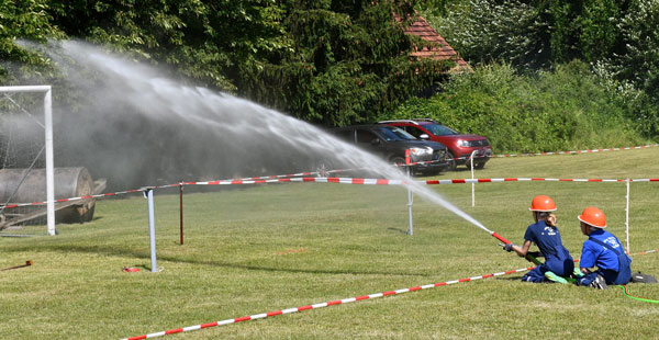 Erfolgreich übten vielen junge Nachwuchsbrandschützer den Löschangriff. Foto: Bernd Atzenroth / Landkreis Prignitz