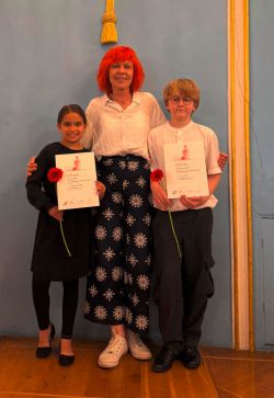 Romi Düring und Mattis Holler zusammen mit ihrer Lehrerin Laila Kannina Rozenbaba (Foto: LK Prignitz)