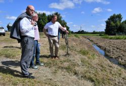 V.l.n.r.: Landrat Christian Müller, der Pritzwalker Stadtverordnete Helmut Kühn und der Bundestagsabgeordnete Sebastian Steineke sowie im Hintergrund Pritzwalks Bürgermeister Dr. Ronald Thiel sahen sich die möglichen und unmöglichen Alternativrouten für landwirtschaftliche Fahrzeuge an. Foto: Bernd Atzenroth / Landkreis Prignitz