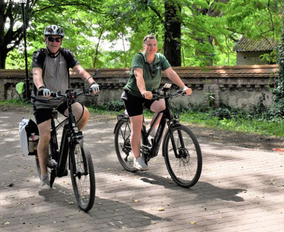 Jacqueline Fuhrmann und Gerd Steinke machen sich von der Plattenburg aus auf den Rückweg nach Perleberg. Foto: Bernd Atzenroth / Landkreis Prignitz