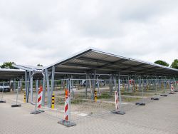 Die Carports mit PV-Anlagen stehen, und die ersten Parkplätze stehen ab Donnerstag, 24. Juli 2025, wieder zur Verfügung. Nach Restarbeiten wird das komplette Gelände am 4. August 2025 freigegeben. 