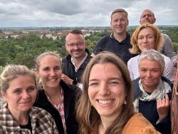 Adrean Beckmann (Sachbereichsleiter Wirtschaft und Infrastruktur beim Landkreis Prignitz), Dr. Stefan Abel (Landesamt für Umwelt, Sachbearbeiter Abteilung Technischer Umweltschutz), Dr. Francisca Hochbaum (Landesamt für Umwelt, Referatsleiterin Referat T 16 Abfallwirtschaft), Martina Dittmann (Ministerium für Land- und Ernährungswirtschaft, Umwelt und Verbraucherschutz,Sachbereich Öffentlichkeitsarbeit) und Luisa Langenberg (Landesamt für Umwelt, Sachbereich Öffentlichkeitsarbeit. Foto: Luisa Langenberg / Landesamt für Umwelt, Sachbereich Öffentlichkeitsarbeit