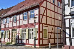 Einen Sonderpreis, den Handwerkerpreis, gibt es für die Zimmerer- und Lehmbauarbeiten am Gebäude Neustadtstraße 6 in Lenzen. Darüber freuen sich sich der Cumlosener Zimmermann Olaf Ihlau sowie das Eigentümer-Ehepaar Silke und Rolf Müller. Fotos: Bernd Atzenroth / Landkreis Prignitz