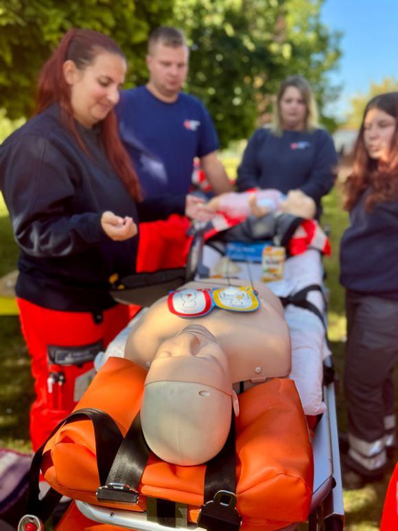 Auf die Kolleginnen und Kollegen des DRK warteten verschiedene Stationen, die sie absolvieren mussten. Darunter auch Reanimation und Feuerlöschung. Foto: Gina Werthe / Landkreises Prignitz