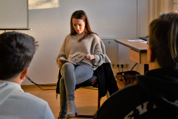 GBZ-Mitarbeiterin Eileen Jerichow las in der Grundschule Geschwister Scholl in Perleberg am Vorlesetag aus dem Buch „Der Krokodildieb“. Foto: Bernd Atzenroth / Landkreis Prignitz