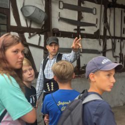 Schmiedemeister Mike Riegert zeigt den Kindern die Werkzeuge und Geräte, die früher auf einem Hof täglich genutzt wurden. 