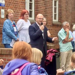 Landrat Christian Müller begrüßte die Kinder der Grundschule Glöwen zum Blüthen-Tag. 