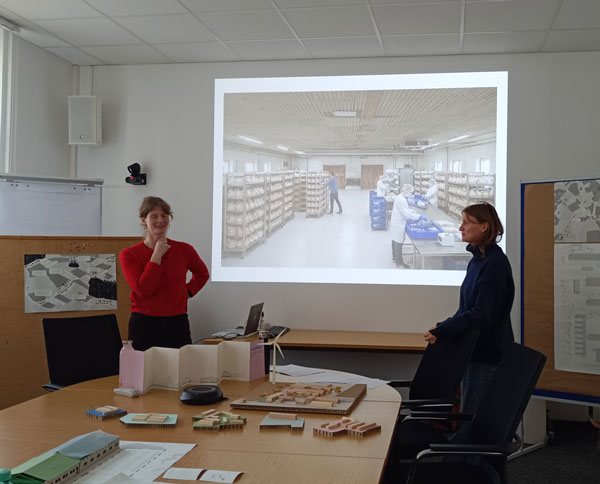 Mara Oppermann (l.) und Lea Beck stellten ihr Konzept der „Transfarmation“ in der Kreisverwaltung vor. / Foto: Landkreis Prignitz/Gordon Thalmann Mara Oppermann (l.) und Lea Beck stellten ihr Konzept der „Transfarmation“ in der Kreisverwaltung vor. / Foto: Landkreis Prignitz/Gordon Thalmann