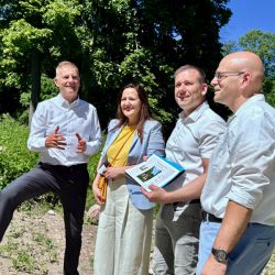 Gemeinsam wird sich über die Zukunft des Areals in Kletzke ausgetauscht. (v.l.n.r.: Lutz Lange, Dr. Manja Schüle, Gordon Thalmann und Christian Müller)- Bildnachweis: Gina Werthe / Landkreis Prignitz