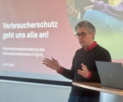 Tom Janneck von der Verbraucherzentrale Brandenburg informierte in Perleberg zum Thema Verbraucherschutz. Foto: Landkreis Prignitz/Gina Werthe