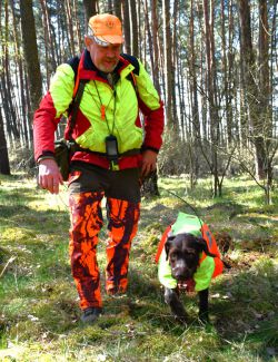 Hundeführer Thomas Hain und sein Suchhund „Dachs“, der gleich die Witterung aufnimmt. Foto: Bernd Atzenroth / Landkreis Prignitz