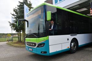 Die ersten neuen Busse sind am Betriebbshof der VGP in Weisen eingetroffen. VGP-Geschäftsführer Tobias Heuer setze sich kurzerhand hinter das Steuer eines Busses. Foto: Bernd Atzenroth / Landkreis Prignitz