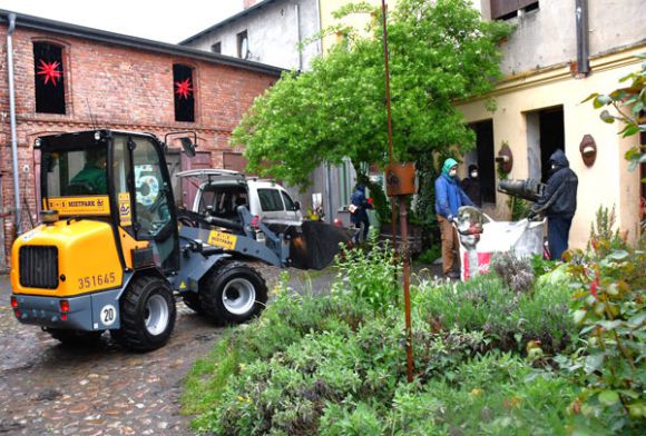 Einsatz von Eggers Umwelttechnik beim Perleberger Kulturkombinat, wo das Gebäude von Hoffmanns Hotel entrümpelt wird. Foto: Bernd Atzenroth / Landkreis Prignitz