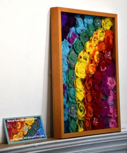 Künstlerin Masha Loft zeigt dieses Werk und lädt für ein Langzeitprojekt zur Landesgartenschau am Sonntag auch zum Rosen filzen ein. Foto: Bernd Atzenroth / Landkreis Prignitz