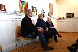 V.l.n.r.: Künstler Jost Löber, PrignitzSommer-Koordinatorin Kerstin Mudrak und die Leitern der Kleinstadt-Akademie Wittenberge, Siw Foge, eröffneten die Ausstellung mit einem Podiumsgespräch. Foto: Bernd Atzenroth / Landkreis Prignitz